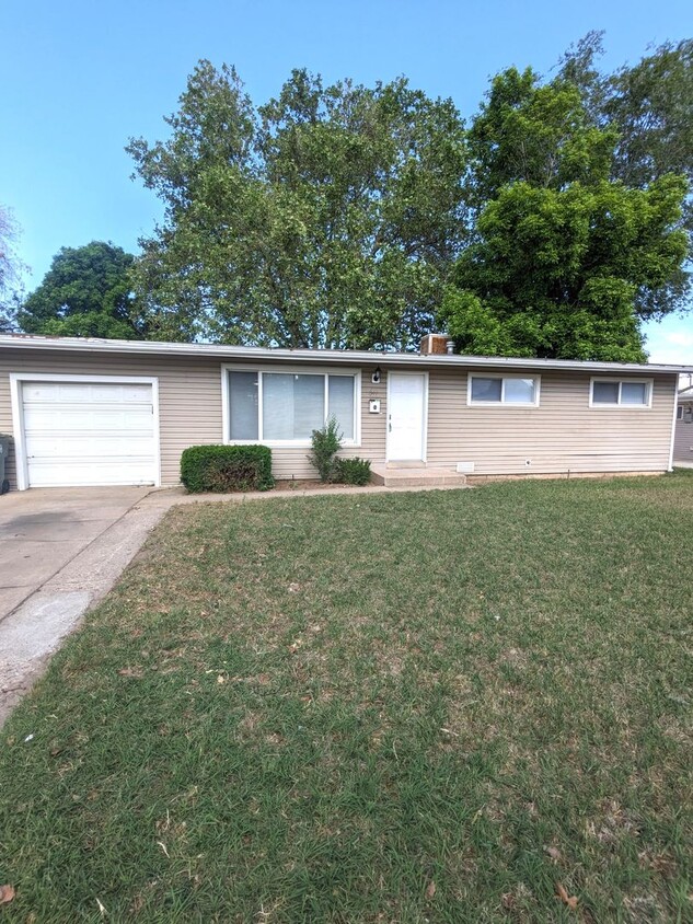 Primary Photo - 3 Bed 1 Bath Home for Rent in Sunset City!