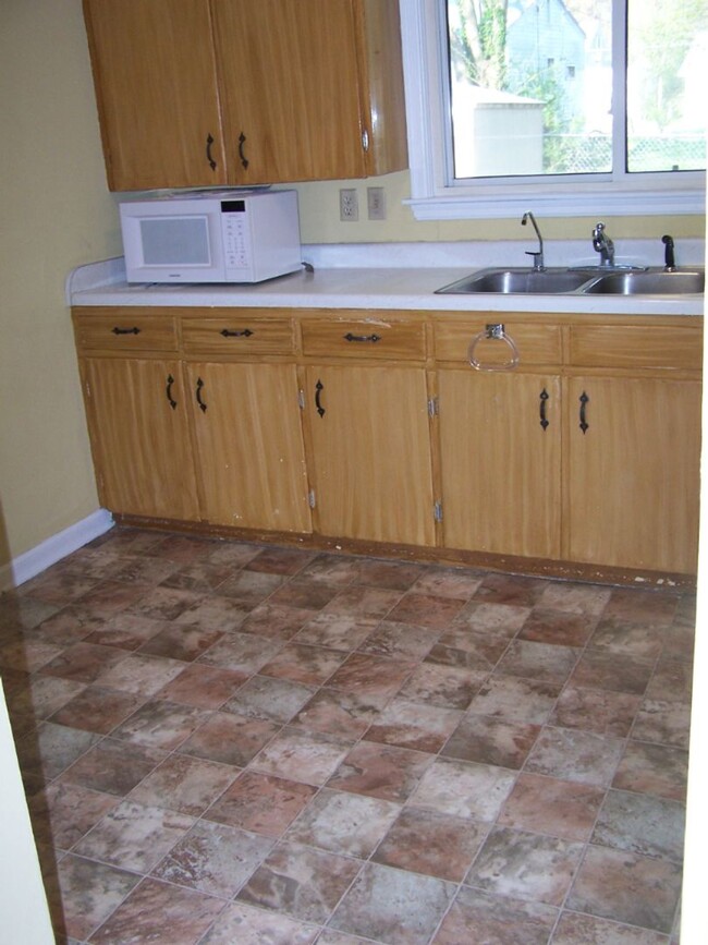Building Photo - Charming 2BR/1BA, 840sq.ft. Cottage-Bungal...