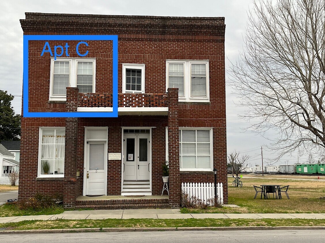Four-plex Bldg - Shared balcony with one tenant across the hall - 512 Queen St
