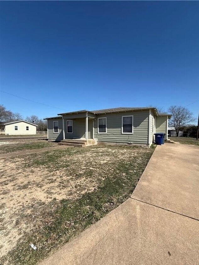 Foto principal - Cozy newly renovated corner lot 3 bedroom ...
