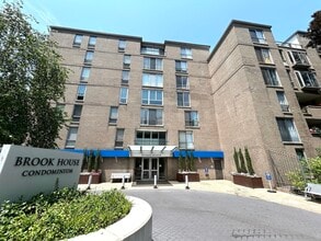 Building Photo - 99 Pond Ave