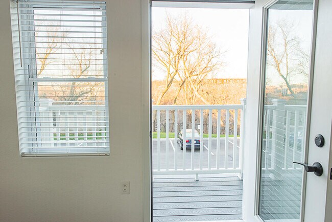 Foto del edificio - 2075 N Cambridge Ave