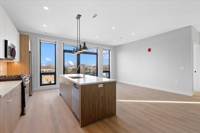 Building Photo - 3 bedroom in Chicago IL 60618