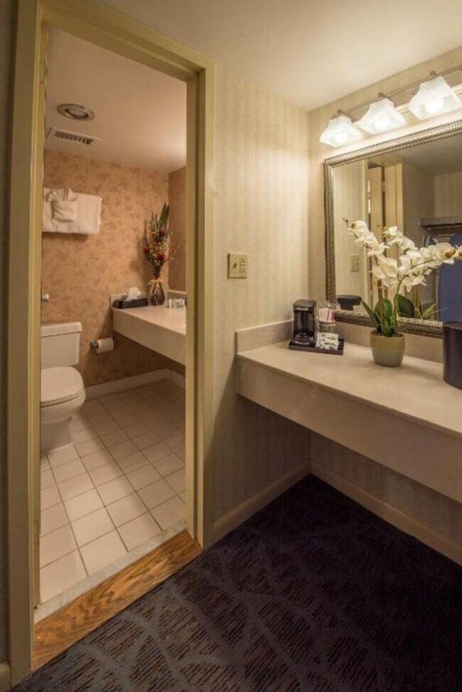 Building Photo - 1 Lakeview Dr