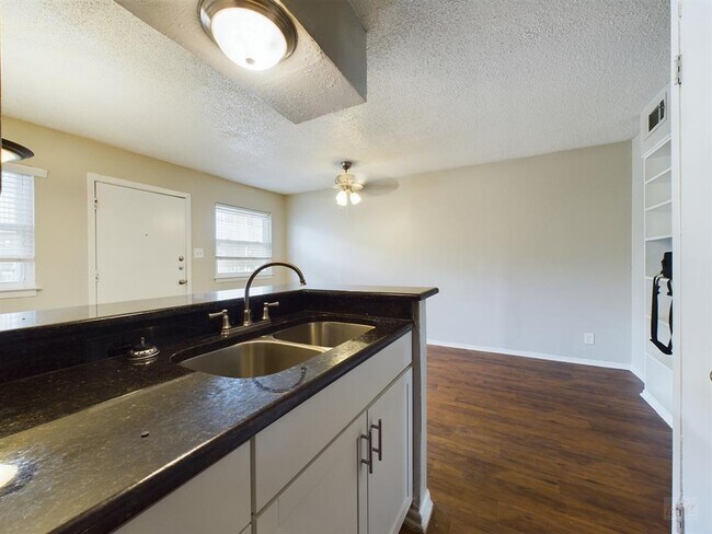 Building Photo - 2401 Manor Rd