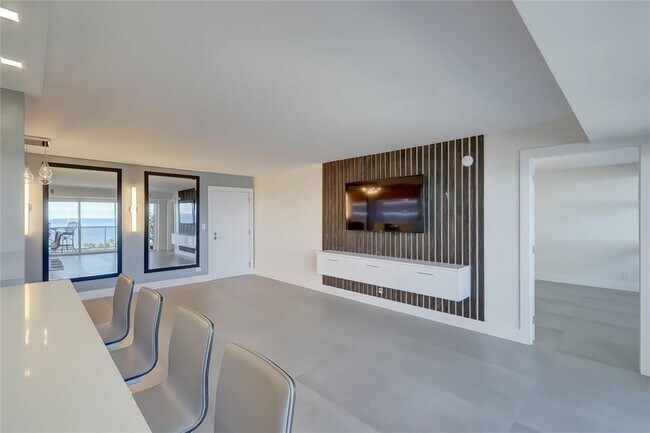 Building Photo - 2841 N Ocean Blvd