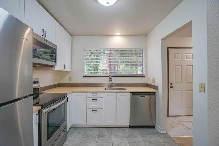 THREE BEDROOM TOWN HOME WITH GARAGE IN HAZEL DELL - THREE BEDROOM TOWN HOME IN HAZEL DELL