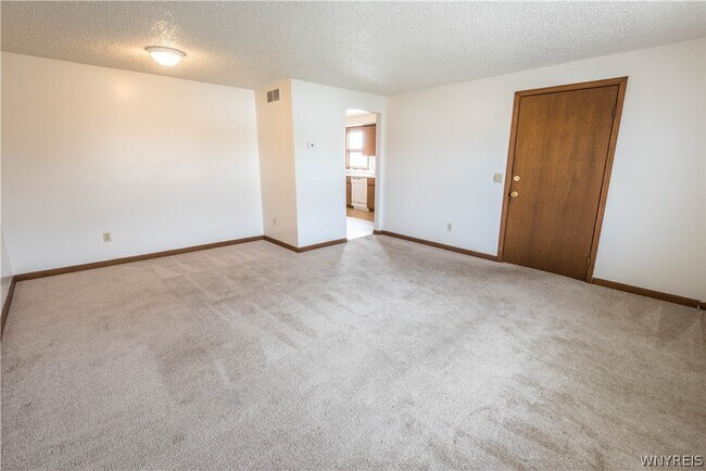 Foto del edificio - 325 Kaymar Dr