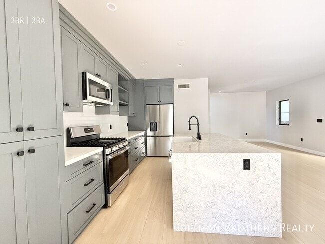 Building Photo - 1249 S Plymouth Blvd