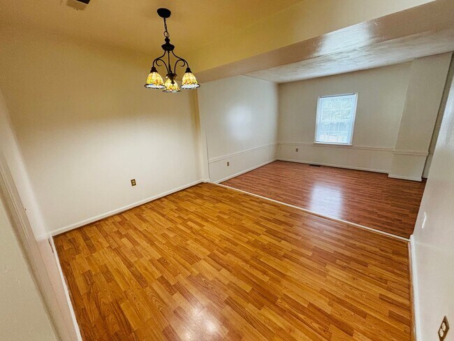 Foto del edificio - 3 Bedroom 2 Full Bathrooms 2 Half Bathrooms Townhouse