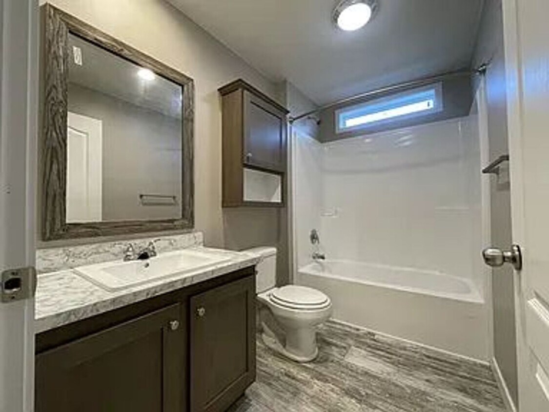 Foto principal - 7204 E Grand River Ave