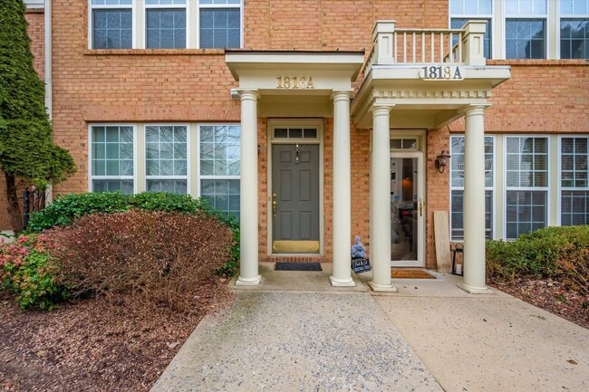 Foto del edificio - Desirable Two Level Condo For Lease - Not Pet Friendly