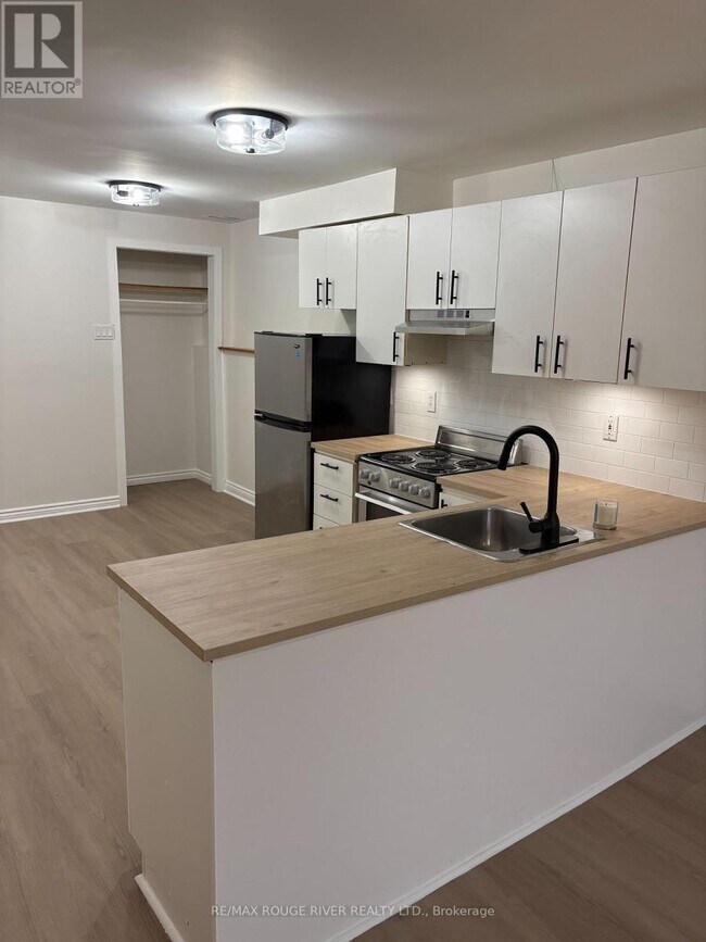 Photo du bâtiment - 102 Turnberry Crescent