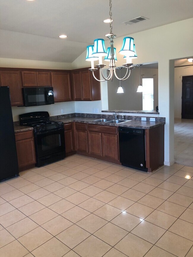 Foto del edificio - BEAUTIFUL 4 BEDROOMS / 2 BATH HOME IN HUNT...