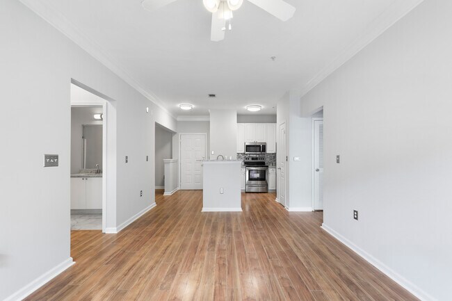 Vista de la sala de estar y la cocina - 10 Perimeter Summit Blvd NE