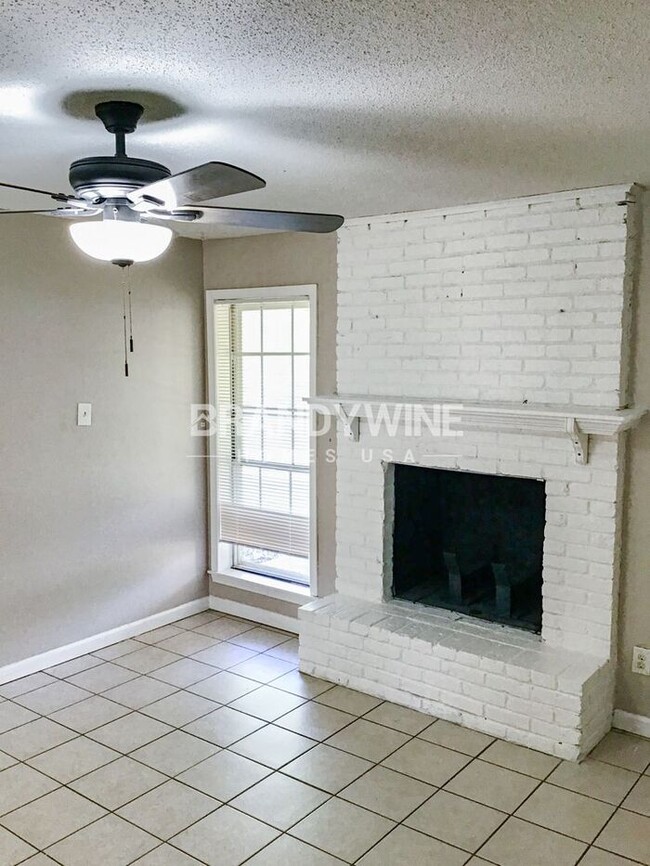 Building Photo - Captivating 3BR! Be the first one to apply!