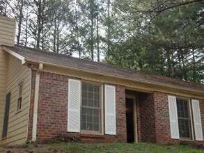 Building Photo - 2870 Lakemont Dr SW