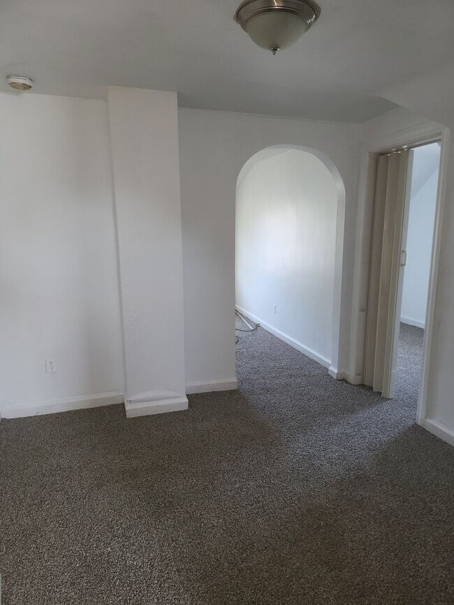 24577 Tuscany Ave Unit 2, Eastpointe, MI 48021 Room for Rent in