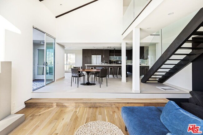 Foto del edificio - 5636 Tuxedo Terrace