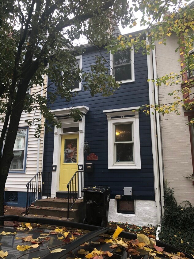 Outside view (front) - 421 Boas St