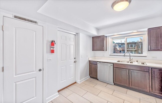Building Photo - 1610 W Jarvis Ave