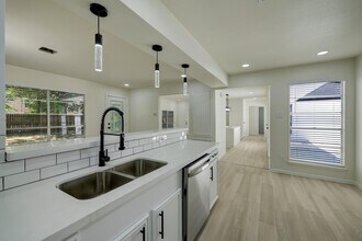 Building Photo - 5519 Sheraton Oaks Dr