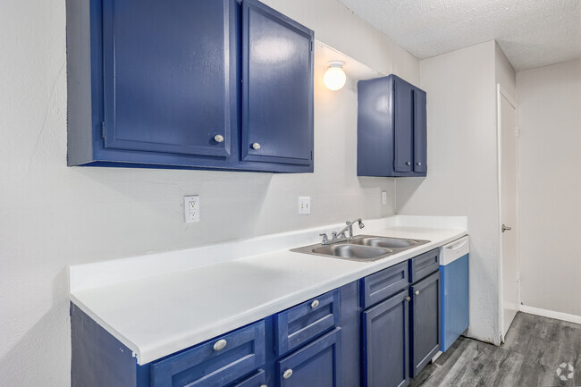 B2 - 2BD, 2BA - 925SF - Kitchen - Bryan Hill