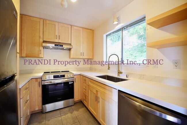 Building Photo - Bright and Cheerful Home in Tam Valley wit...