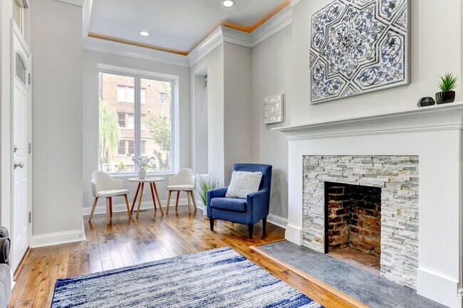 Foto del edificio - 3 Bed 2.5 Bath - Bloomingdale Condo - 1 Assigned Parking Space