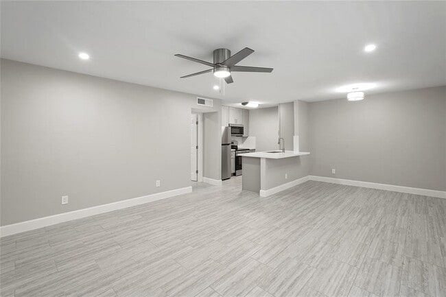 Building Photo - 2121 Fountain View Dr