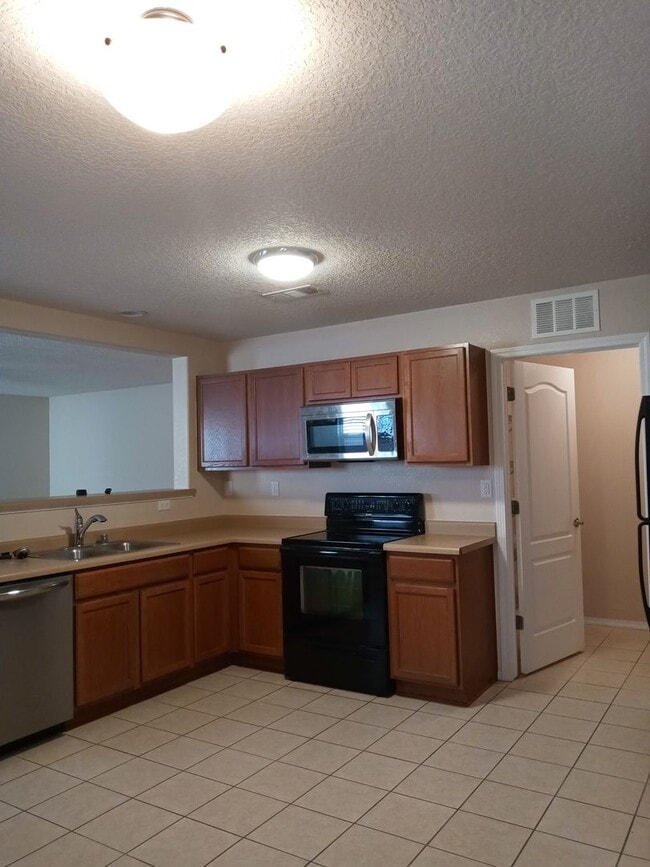 Building Photo - RIO RANCHO THREE BEDROOM
