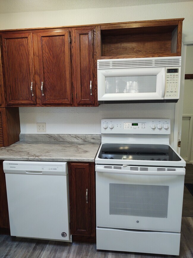 Diswasher, Ceramic Cooktop, Convection Oven, Over the Range Microwave - 1006 S Sanborn St