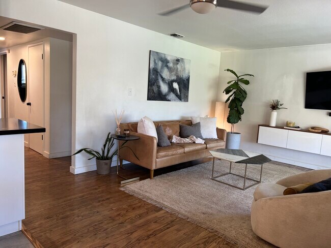 Foto del edificio - 1605 Laurel Ln