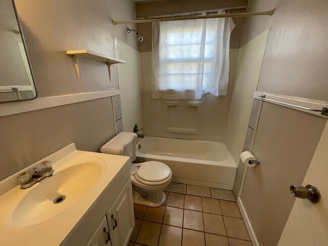 Foto del edificio - 2 bedroom unit across street from KSU Campus.