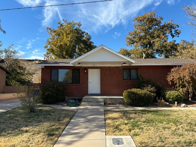 Foto del edificio - Upgraded Downstairs Duplex w/ Large Backya...