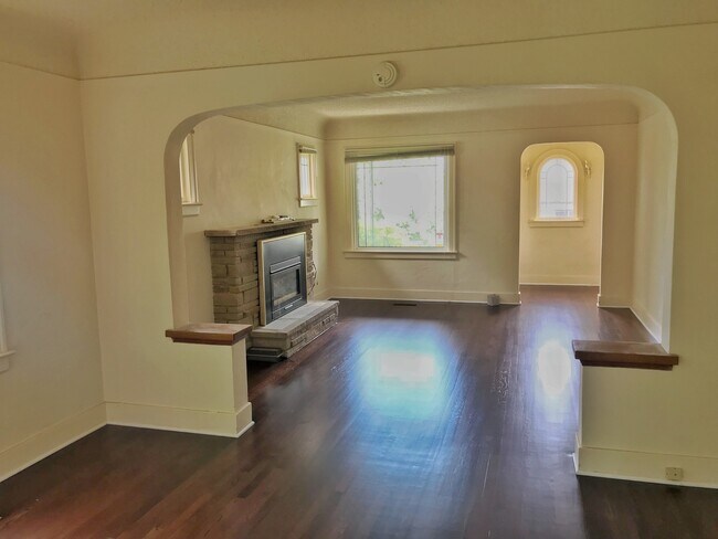 Photo - Stately Maple Leaf Charmer in Ideal Locati... House