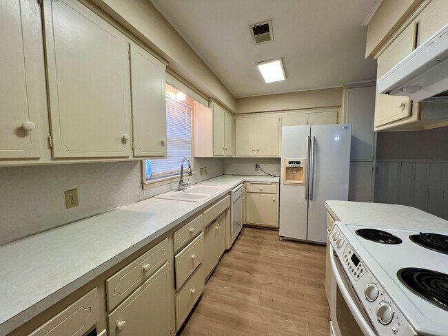 Building Photo - 3 Bedroom/2.5 Bathroom Home Available for ...