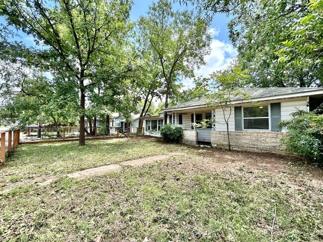 Foto del edificio - Charming 2/BR 1/BA Home with Spacious Fenc...