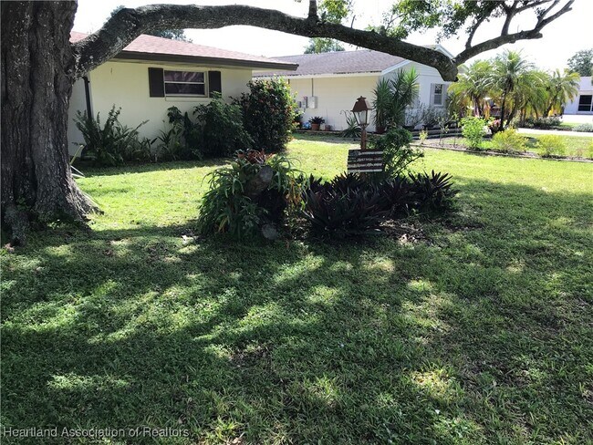 Foto del edificio - 2728 Queenswood Dr