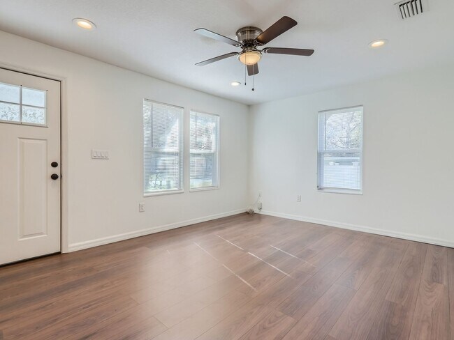 Building Photo - Updated 2 Bedroom House with Granite Count...
