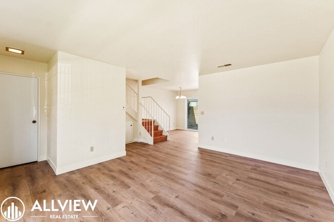 Foto del edificio - Charming 3-Bedroom, 1.5-Bath Townhouse in ...
