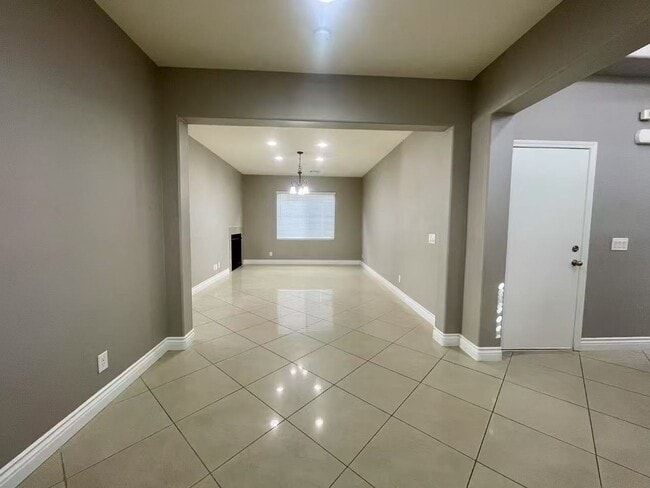 Building Photo - Beautiful two-story home in Southern Highl...