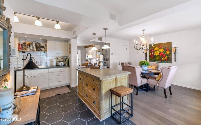 Building Photo - 5101 N Casa Blanca Dr