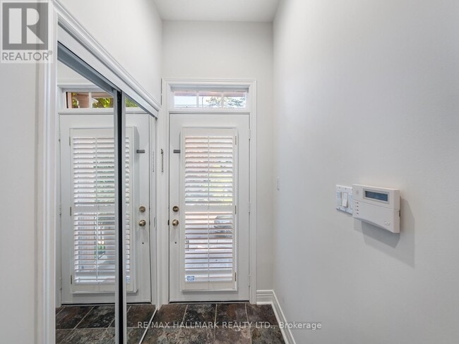 Photo du bâtiment - 74 Macpherson Ave