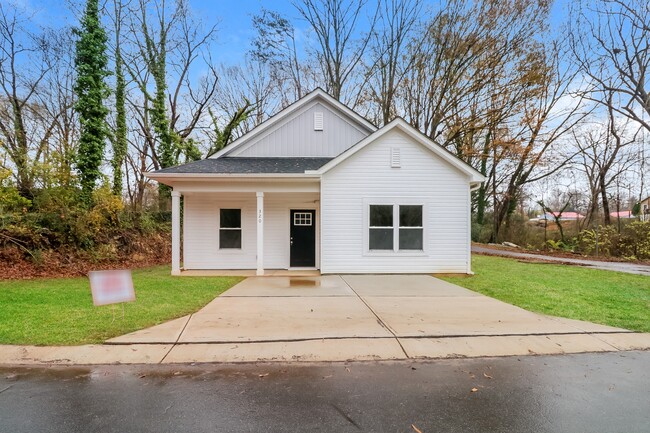 Building Photo - 320 N Vance St