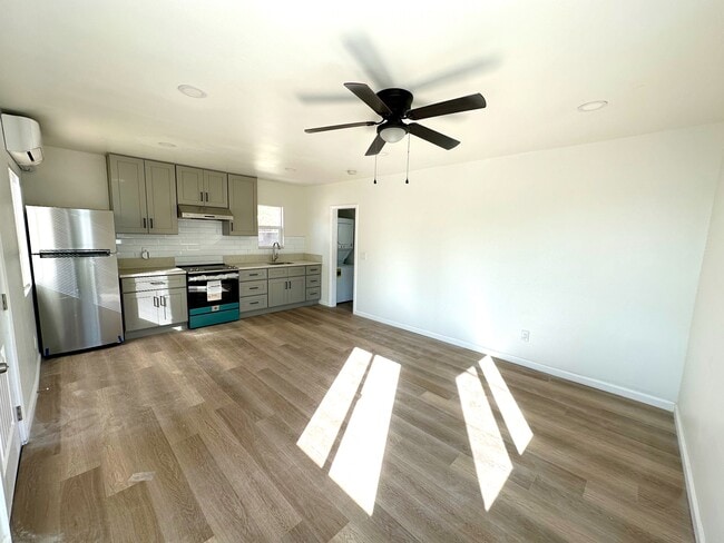 entry/ living room/ kitchen - 2807 Lincoln Park Ave