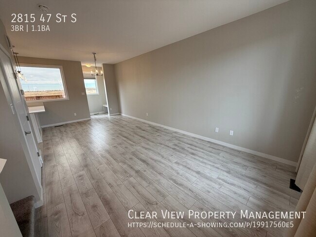 Photo du bâtiment - ? Fully fenced 3-bed, 1.5-bath townhouse in South Lethbridge with Central AC !!