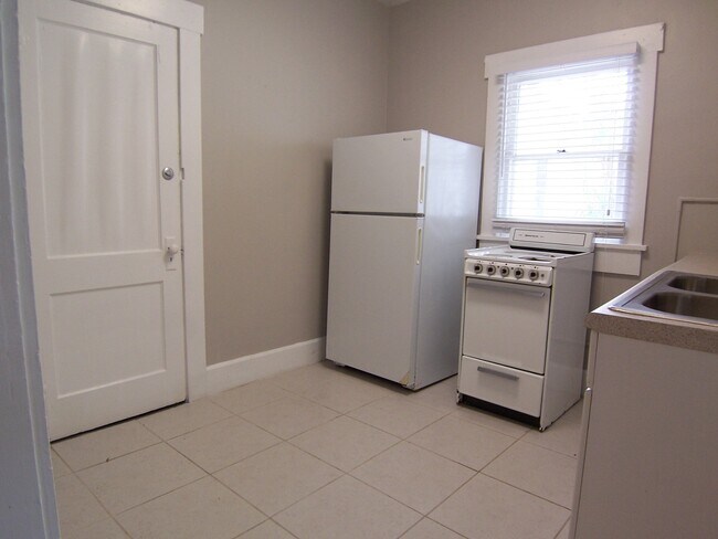 Building Photo - 1 Bed/1 Bath - Unit 6