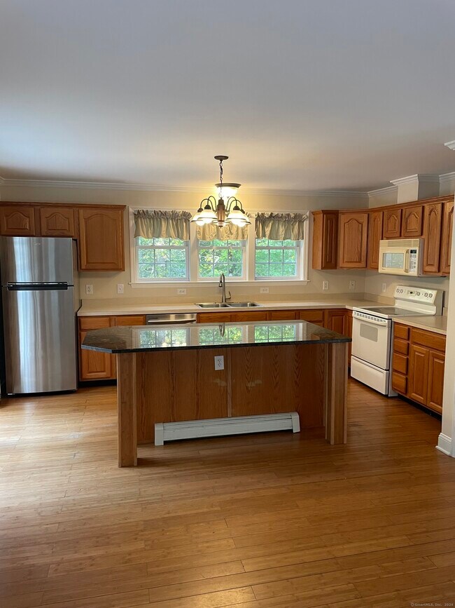 Foto del edificio - 60D Lynn Rd