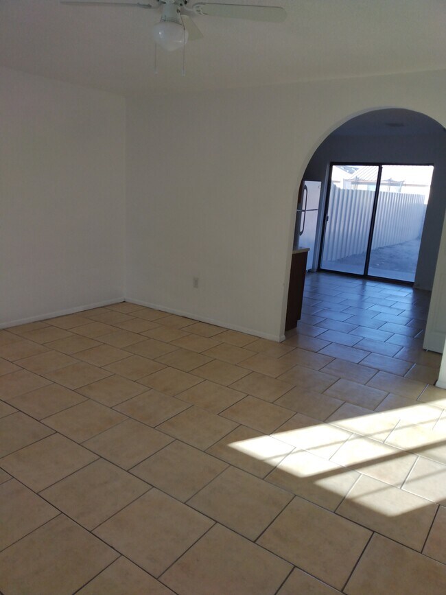 Foto del edificio - 1322 S Sandburg Dr